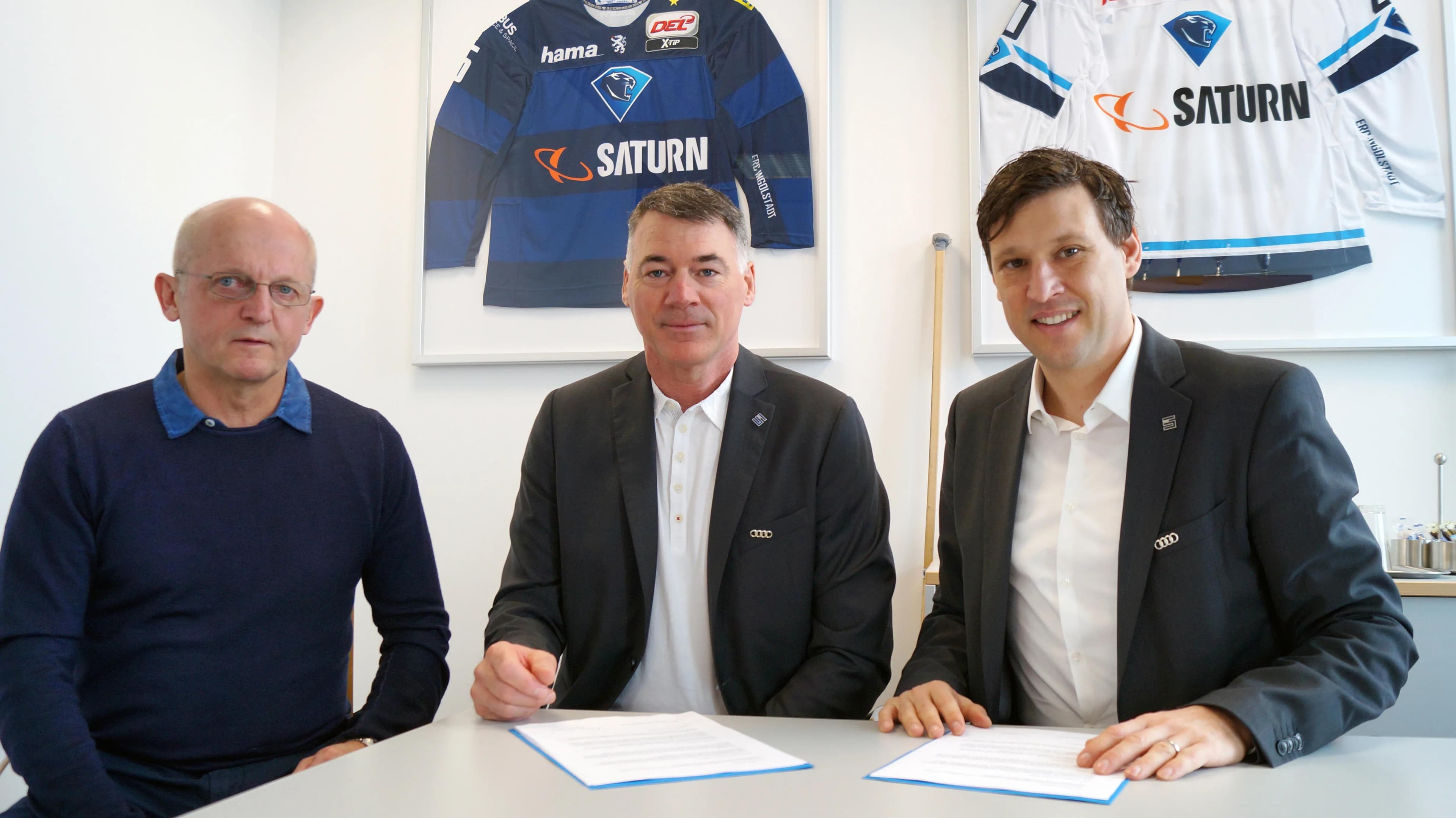 Kurt Kleinendorst (Mitte) beim Vertragsabschluss mit Geschäftsführer Claus Gröbner (rechts) und Sportdirektor Jiri Ehrenberger.