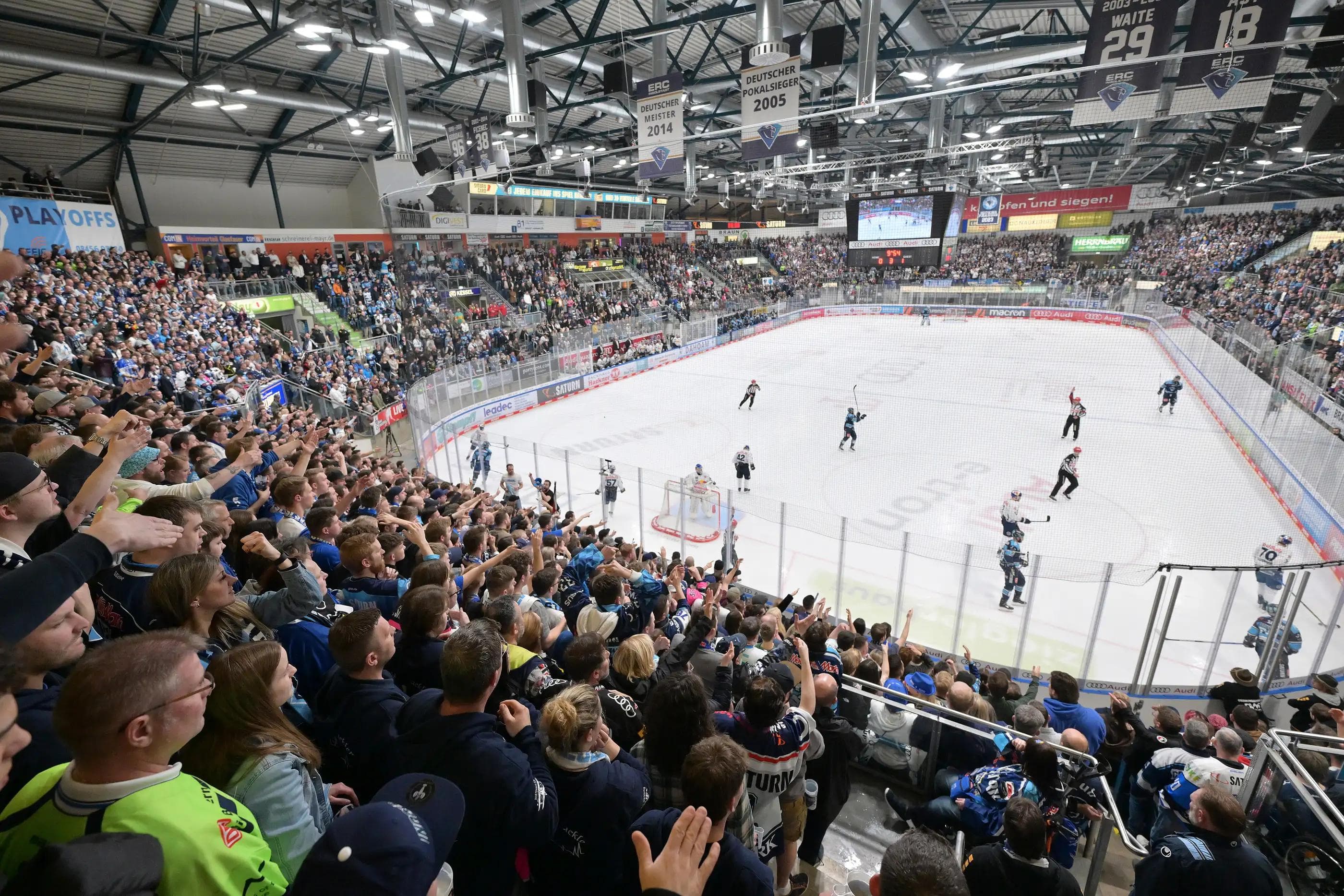 Prickelnde Stimmung. Endlich wieder Eishockey in der SATURN-Arena.
Foto: Johannes Traub/JT-Presse.de