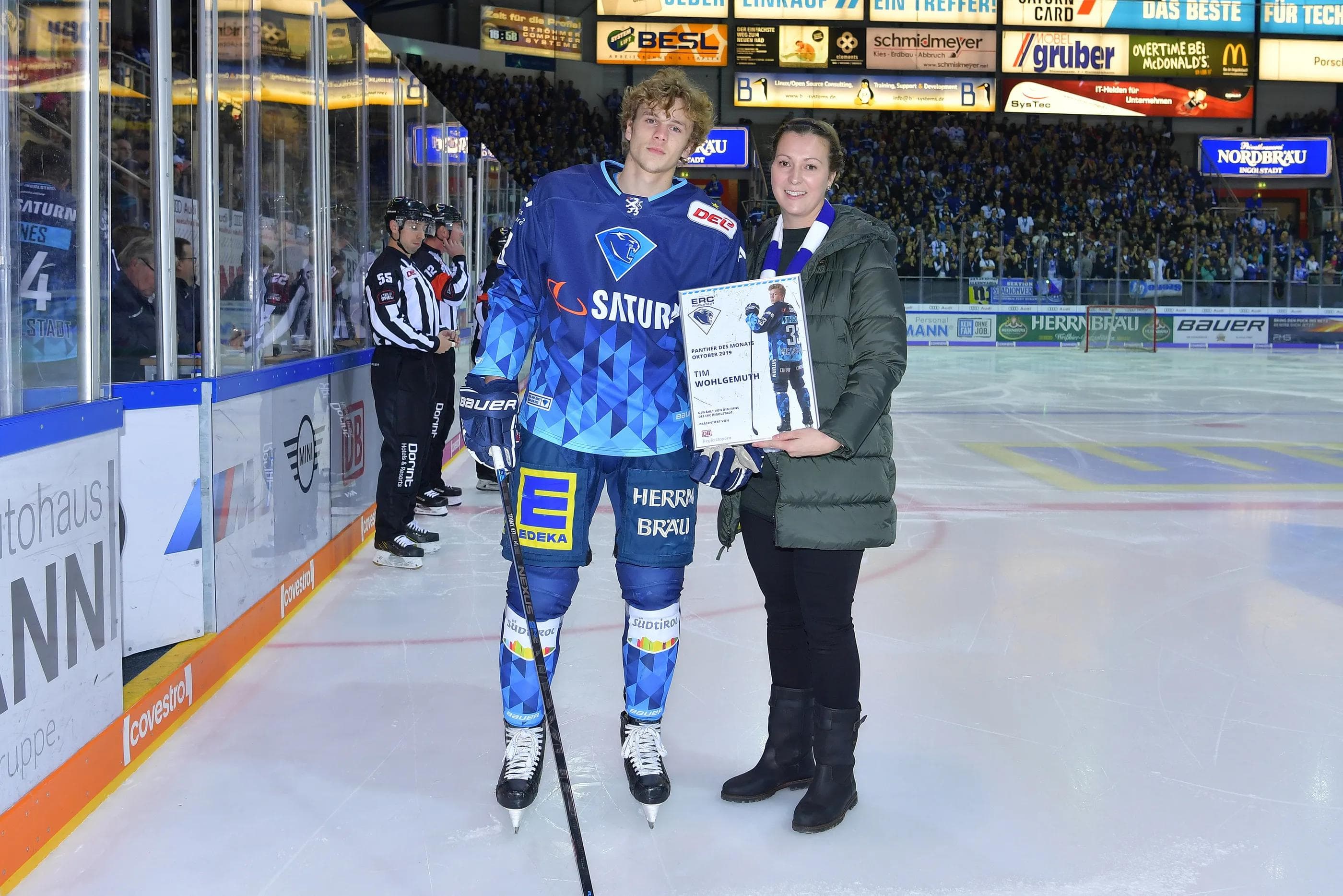 Tim Wohlgemuth wurde von den Fans zum "Panther des Monats" Oktober gewählt und bekam vor dem Heimspiel gegen Augsburg von Nina Nonn seine Urkunde überreicht.
Foto: Johannes TRAUB / JT-Presse.de