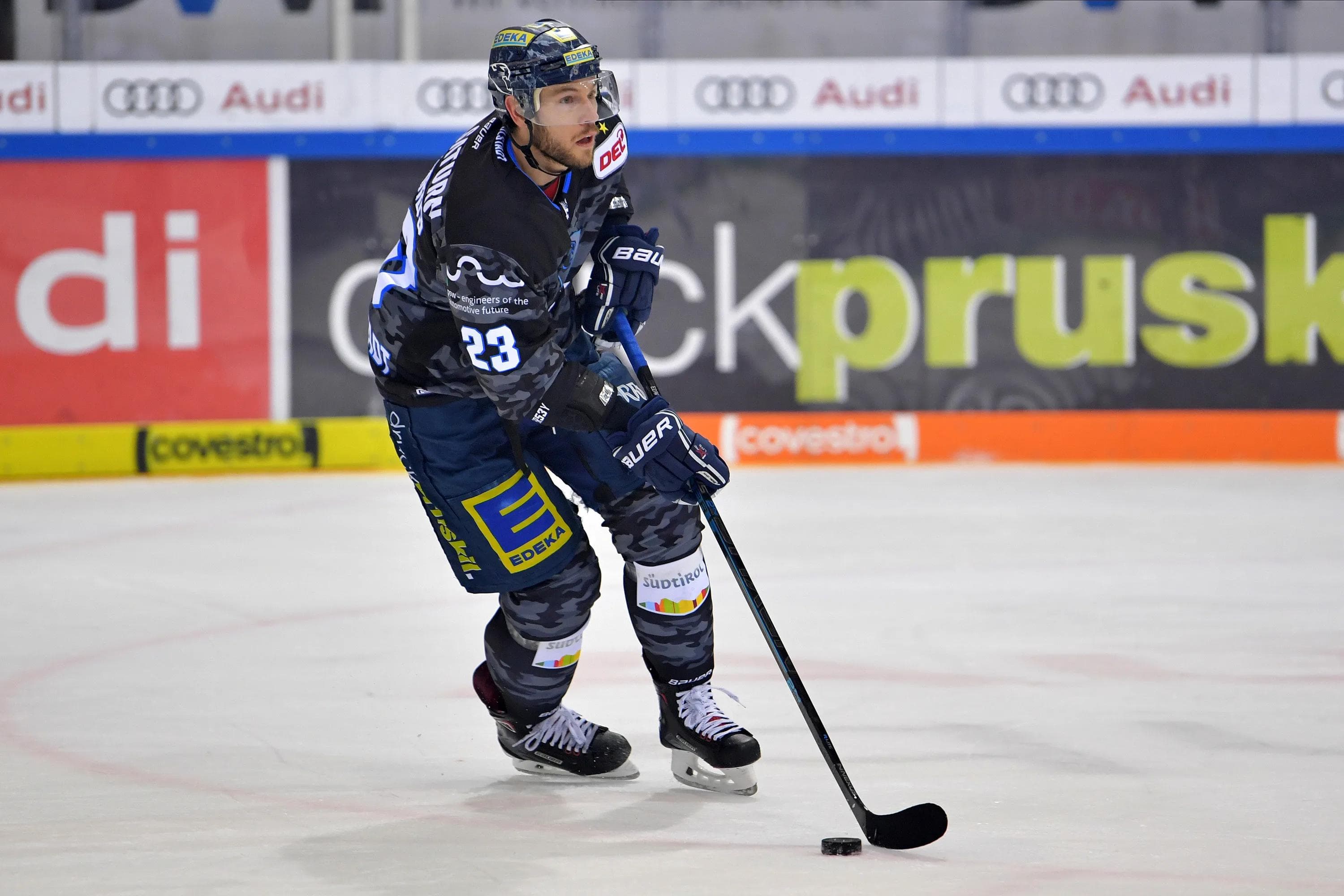 In der aktuellen Ebay-Auktion gibt es unter anderem das Camouflage-Trikot von Maury Edwards.
Foto: Johannes TRAUB / JT-Presse.de
