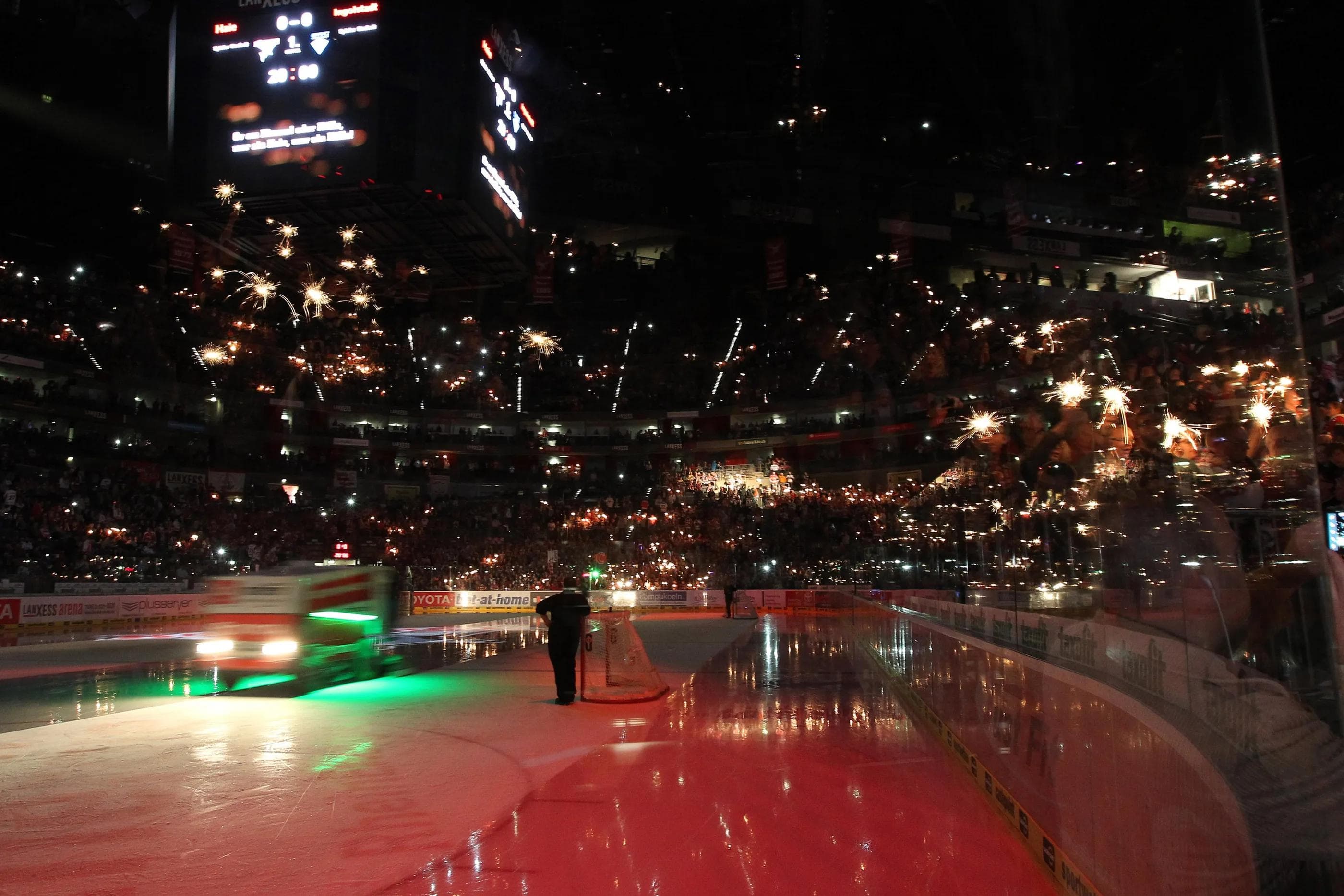 Am Freitag spielen die Panther dort, im Mai die Nationalmannschaft: die Kölner Arena. Foto: Stefan Bösl / kbumm.de