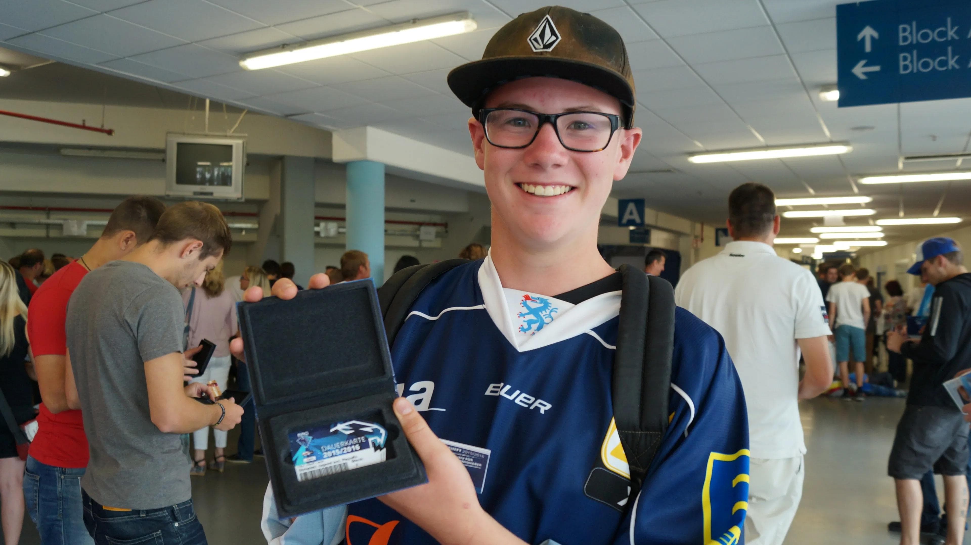 Die Dauerkarte mit ihren vielen Vorteilen überzeugte nicht nur diesen Fan. Foto: Martin Wimösterer