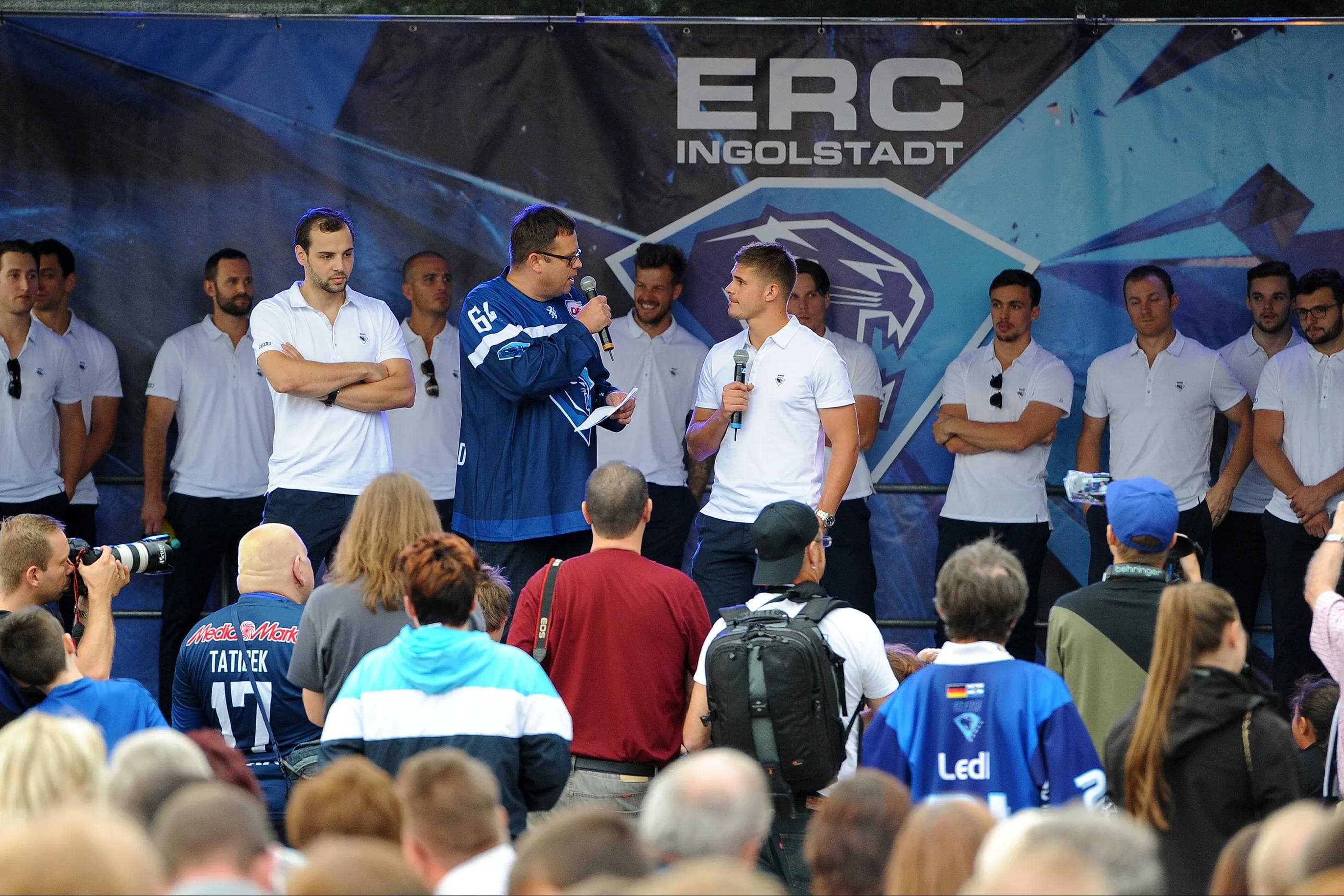 Stadionsprecher Hannes Langer im Interview mit den Neuzugängen Thomas Oppenheimer (links) und Martin Buchwieser.
ERC Ingolstadt - Saisoneroeffnungsfest, Eishockey, DEL, Deutsche Eishockey Liga,   06.08.2016, Foto: ST-Foto.de / Johannes TRAUB