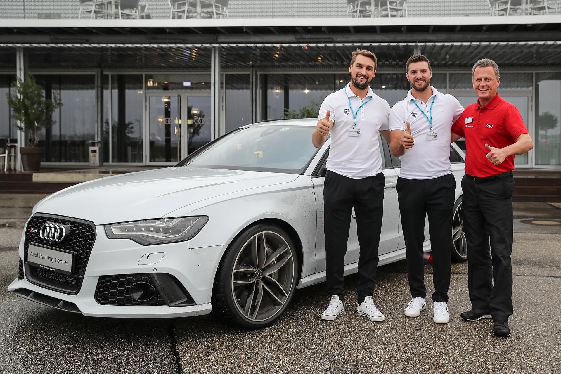 Frank Schmickler (Audi Drivig Experience) saß am Steuer des RS6. Colton Jobke und Brett Olson hat es gefallen.  - Foto: Bösl / Audi AG