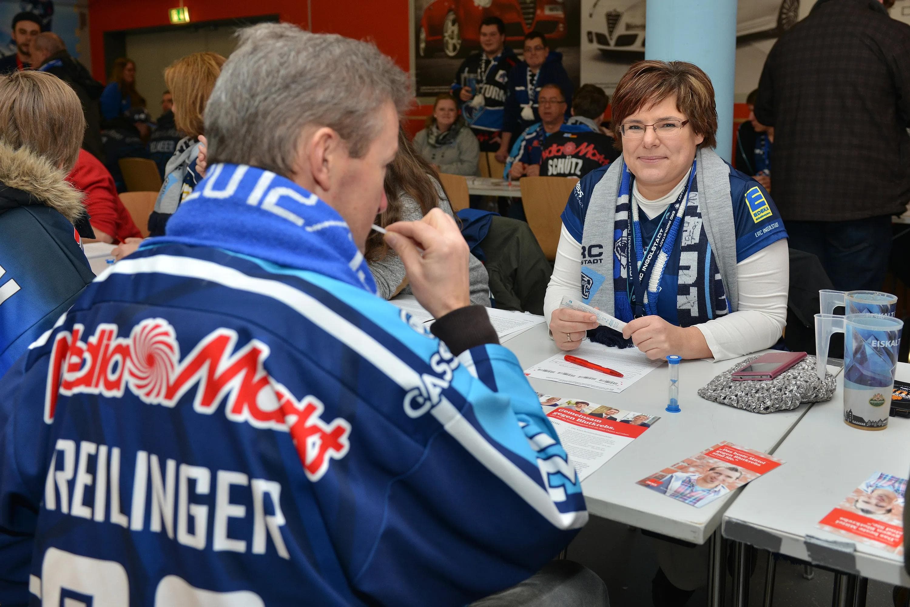 Auch beim ERC Ingolstadt ließen sich viele potentielle Lebensretter für die DKMS registrieren. Foto: ST-Foto.de / Johannes TRAUB