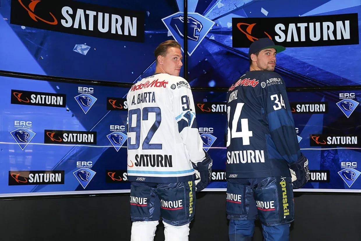 Alexander Barta und Benedikt Kohl in den neuen Trikots... (Foto: Bösl)