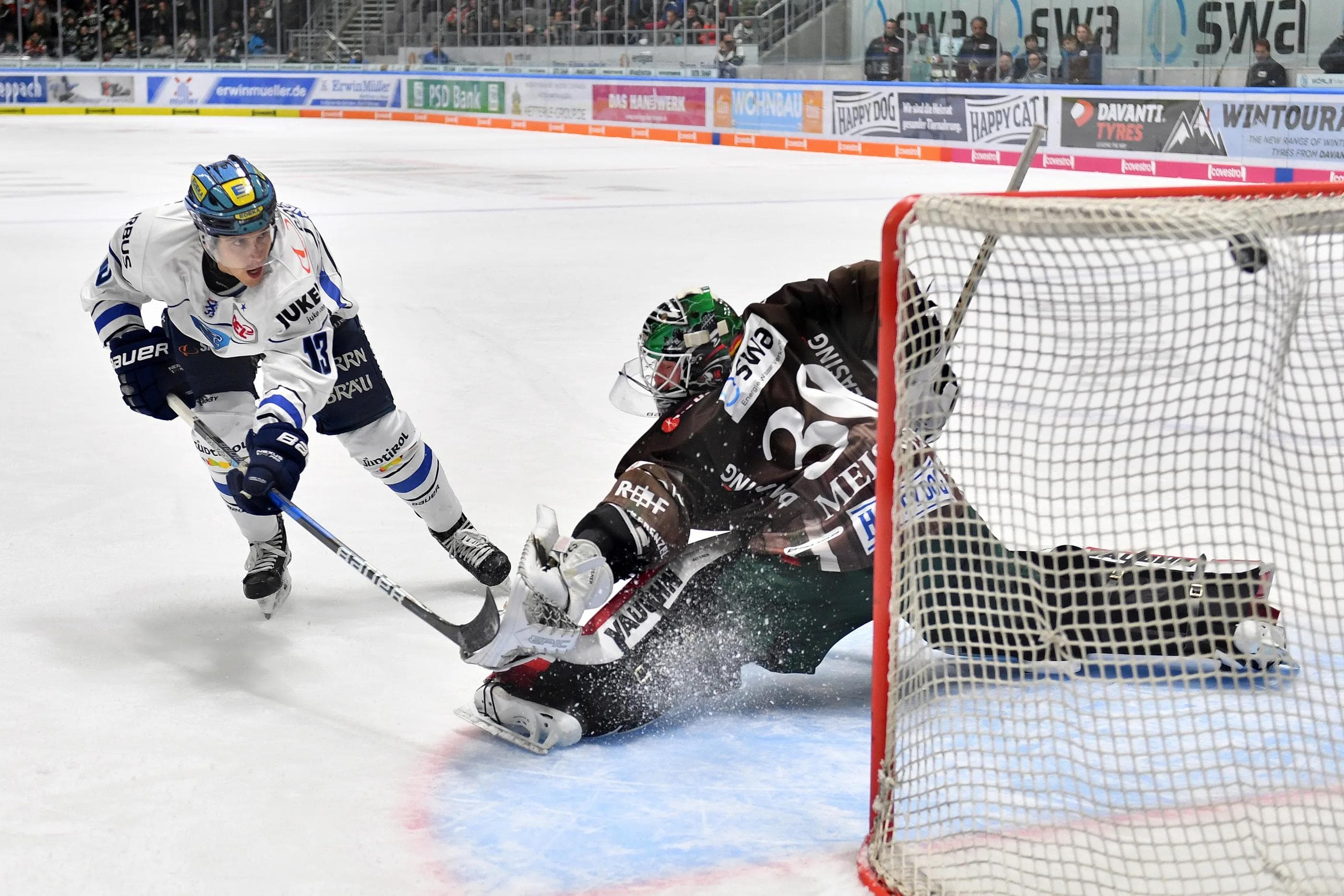 Die Entscheidung: Mike Collins verwandelt auch den zweiten Penalty gegen Augsburgs Ben Meisner. Foto: ST-Foto.de / Johannes Traub