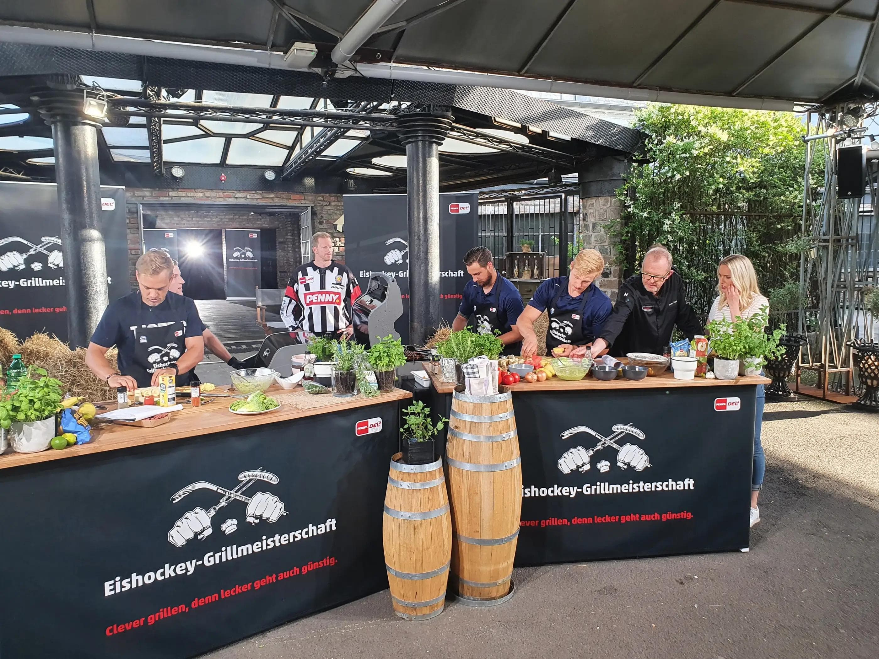 Emil Quaas (3.v.r.) und Kevin Reich (4.v.r.) vertraten die Panther bei der PENNY DEL Grillmeisterschaft.