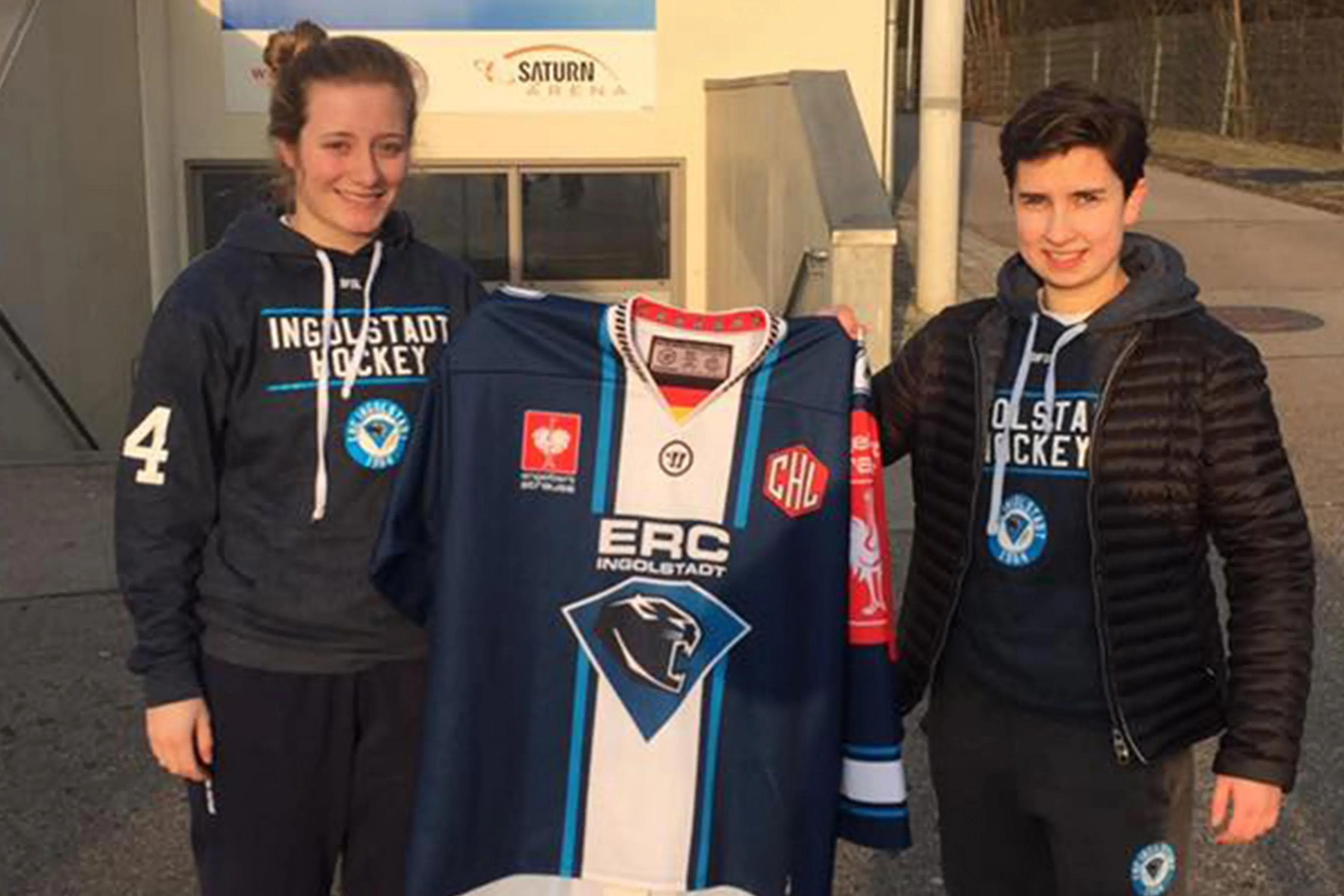 Sorsha Sabus und Steffi Gschwendner präsentieren einen der Gewinne: ein CHL-Trikot von Patrick McNeill. Foto: ERCI-Frauen