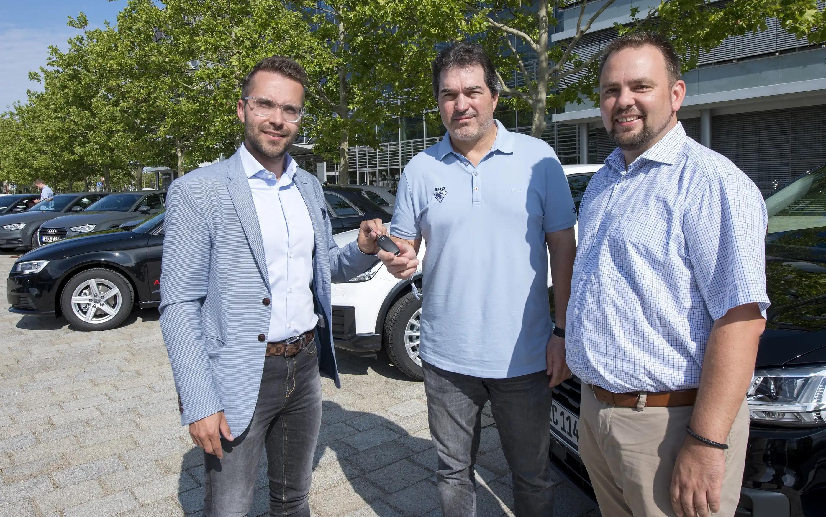 Aus den Händen der Audi ERC-Steuerkreis Mitglieder Felix Schwabe (links) und Tobias Pickl (rechts) bekam Sportdirektor Larry Mitchell den Schlüssel für seinen Audi. Foto: Audi AG
