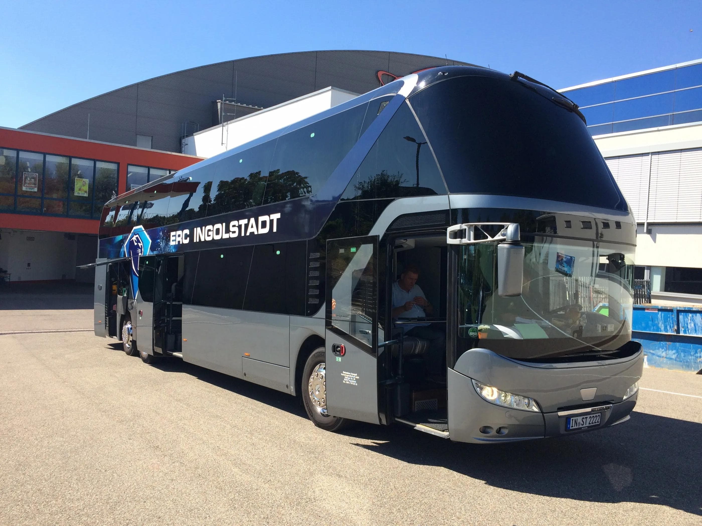 Auf der Saisoneröffnungsfeier gibt es die beiden "Dahoams" des ERC zu sehen: die Saturn Arena per Stadionführung und der Mannschaftsbus. Foto: Wimösterer