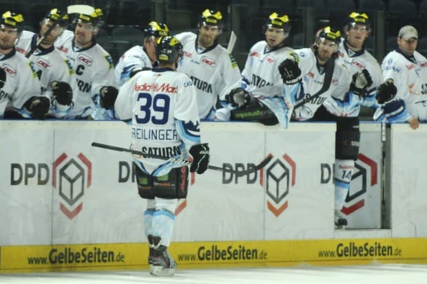 Thomas Greilinger feiert einen seiner drei Treffer beim 8:2-Sieg in Nürnberg. Foto: ISPFD