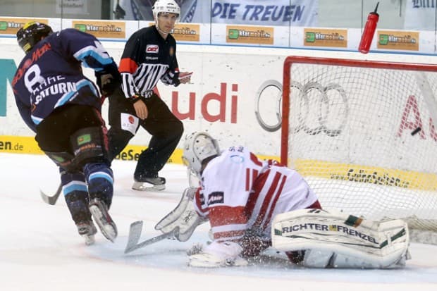 Kris Sparre trifft per Penalty gegen den Erzrivalen. Am Freitag kommt es zum Bruderduell beim Derby gegen Straubing. Foto: Bösl - www.kbumm.de
