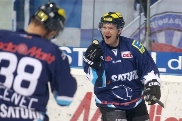 Derek Hahn trifft heute Abend auf seinen Ex-Club Straubing. Foto: Bösl - www.kbumm.de