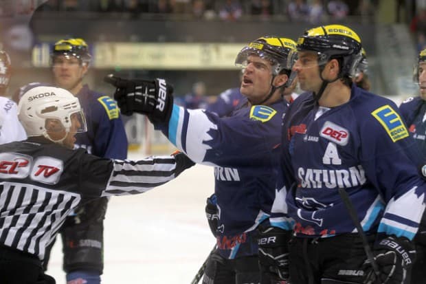 Tyler Bouck und Eisbären-Coach Don Jackson im Wortgefecht. Foto: Bösl - www.kbumm.de