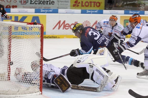 Rick Girard erzielte das 4:1 in der ersten Begegnung gegen die Roosters. Foto: Bösl - www.kbumm.de