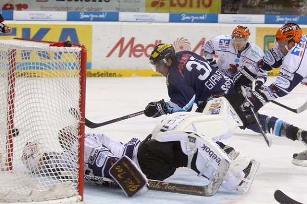Rick Girard erzielte das 4:1 in der ersten Begegnung gegen die Roosters. Foto: Bösl - www.kbumm.de