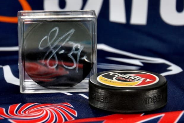 Signierte Pucks ersteigern und Goals for Kids unterstützen!