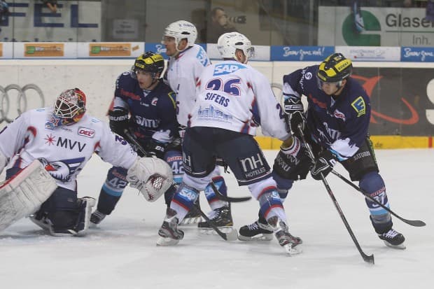 Halbfinale 2012: ERC Ingolstadt - Adler Mannheim! Foto: Bösl - www.kbumm.de
