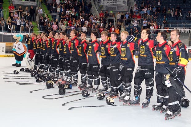 Nach dem sensationellem Sieg gegen die Tschechische Republik feierte die deutsche Mannschaft mit den Fans. Foto: Jürgen Meyer - www.kbumm.de