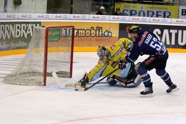 Krefeld Pinguine - ERC Ingolstadt, Spielbeginn 16.30 Uhr. Foto: Meyer - www.kbumm.de