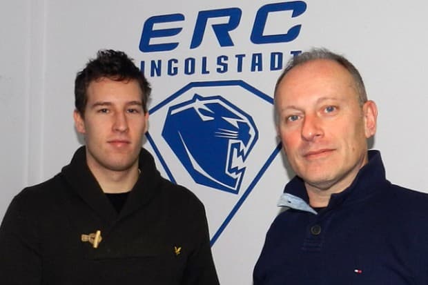 Jim Boni begrüßt Robert Sabolic in Ingolstadt.
