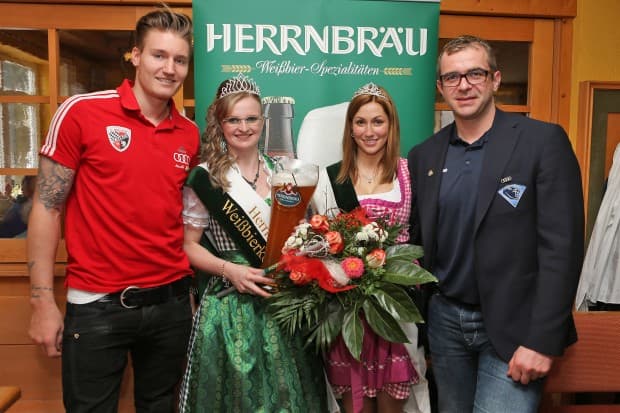 Manu Schäffler (FCI), die neue Weißbierkönigin Marianne Mischok, die alte Weißbierkönigin Nina Maier und ERCI-Publikumsliebling Thomas Greilinger. Foto: Bösl - www.kbumm.de