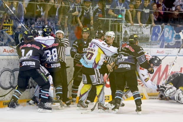 Die Serie gegen Krefeld bleibt spannend! Spiel 4 heute Abend um 19.30 Uhr! Foto: Meyer - www.kbumm.de