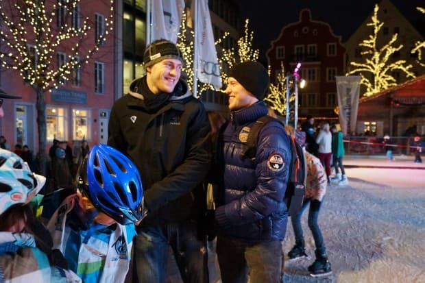 Patrick Hager und Benedikt Schopper zusammen mit Kids-Club Kindern