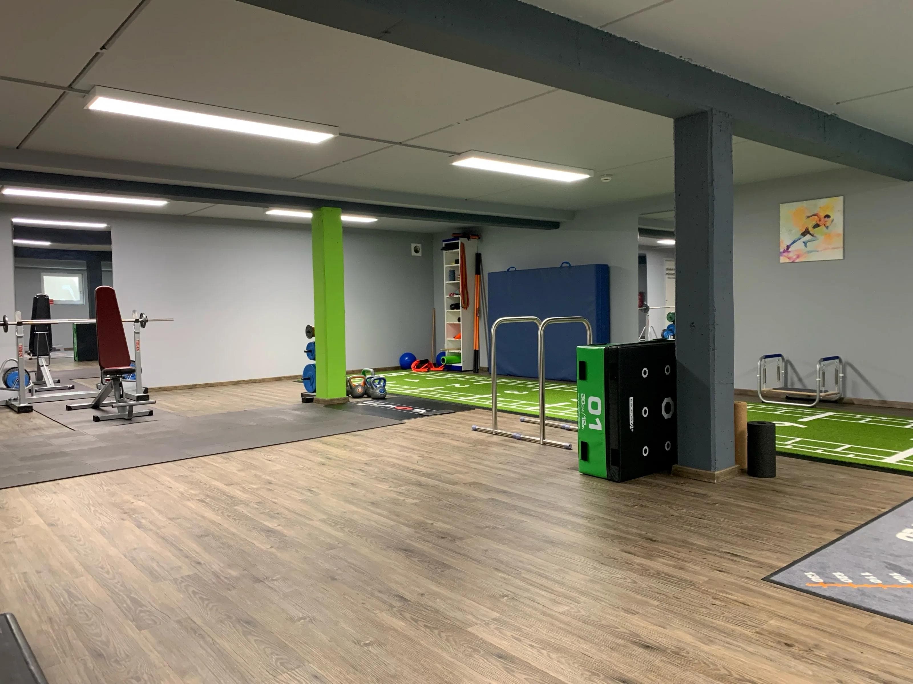 Ein großer Trainingsraum steht im Therapiezentrum Mailing zur Verfügung.