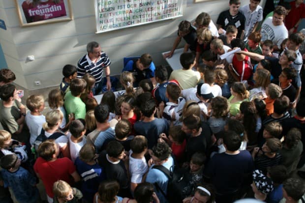 Michael Bakos bei der Autogrammstunde in der Aula der Hauptschule Neuburg. Foto: Oliver Bauer