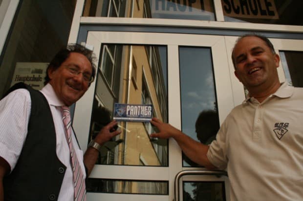 Schulleiter Hermann Nieswohl und Uli Zech vor der Neuburger Hauptschule