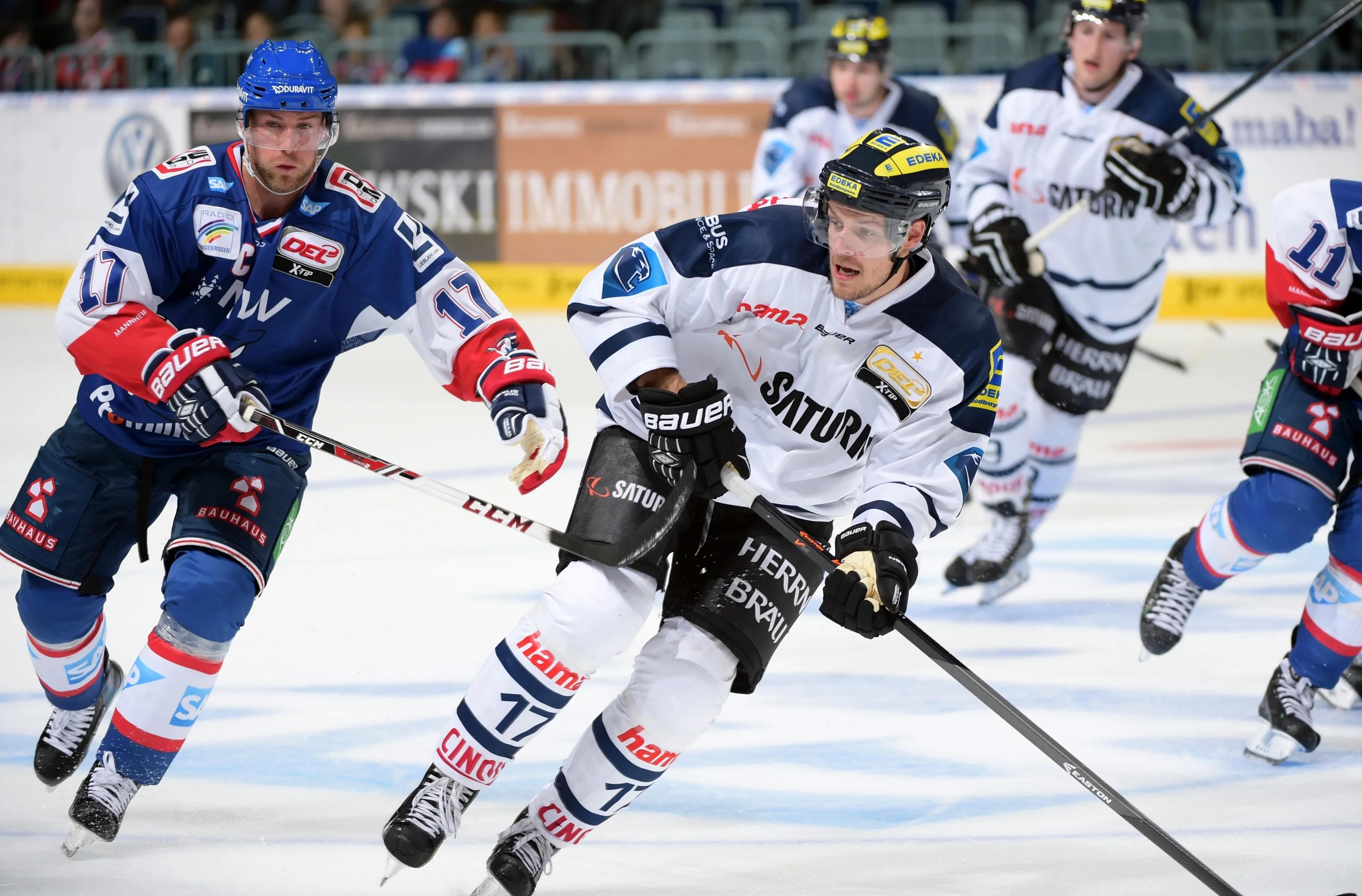 Hochtempo-Eishockey in der Saturn Arena: Petr Taticek (mittig) trifft am Freitag auf Marcus Kinks Mannheimer. Foto: CityPress
