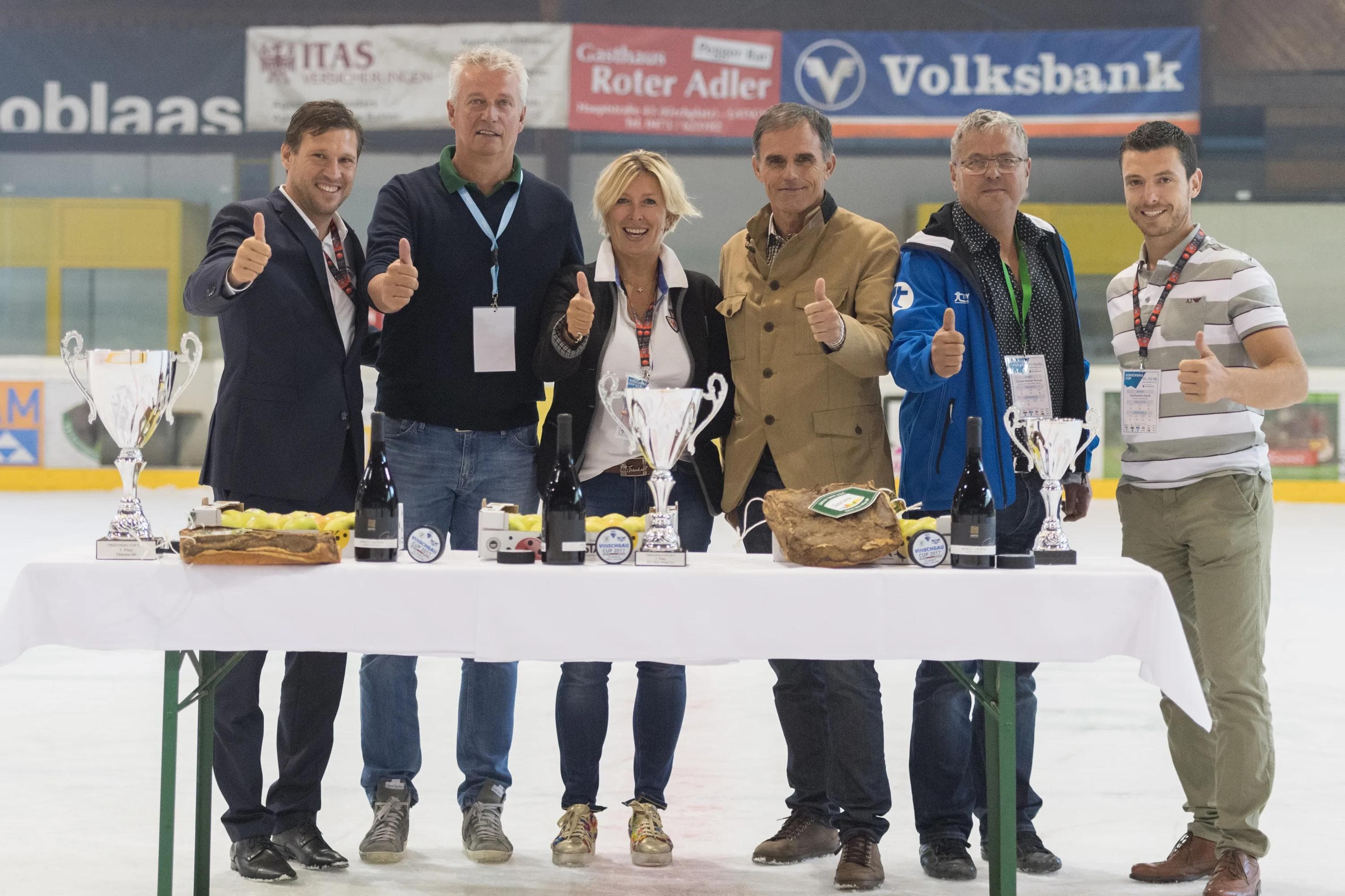 Im Bild Geschätfsführer ERC Ingolstadt Claus Gröbner, Amtsdirektor Funktionsbereich Tourismus Hansjörg Haller, Vize-Bürgermeisterin Sonja Platzer, stellv. Landeshauptmann Südtirol Richard Theiner und Patrik Holzknecht
Foto: Markus Fischer / mfipics.de