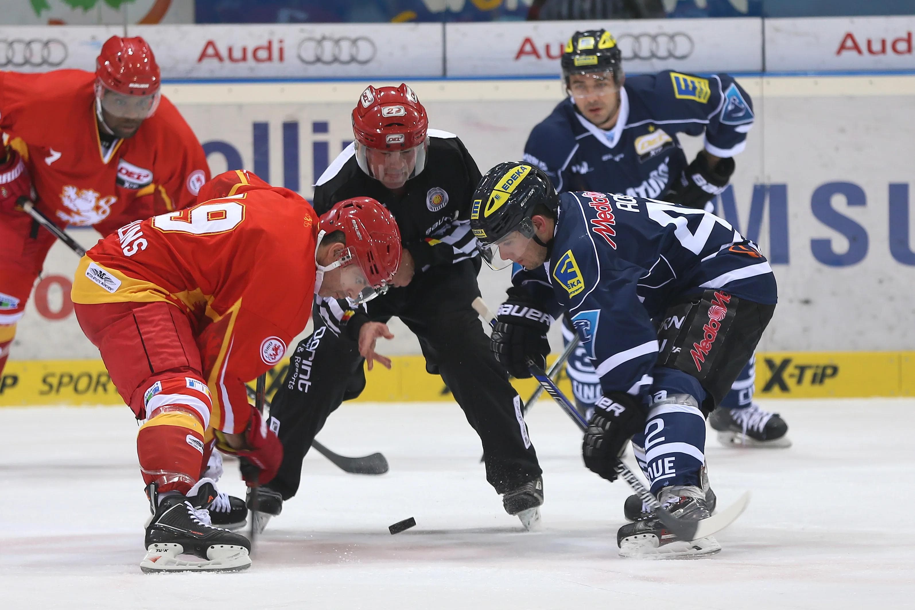 Zwei Center, die in der Halbfinalserie den Unterschied machen können: Düsseldorfs Rob Collins (links) und Ingolstadts Jared Ross (rechts) am Bullypunkt. Foto: Stefan Bösl / kbumm.de