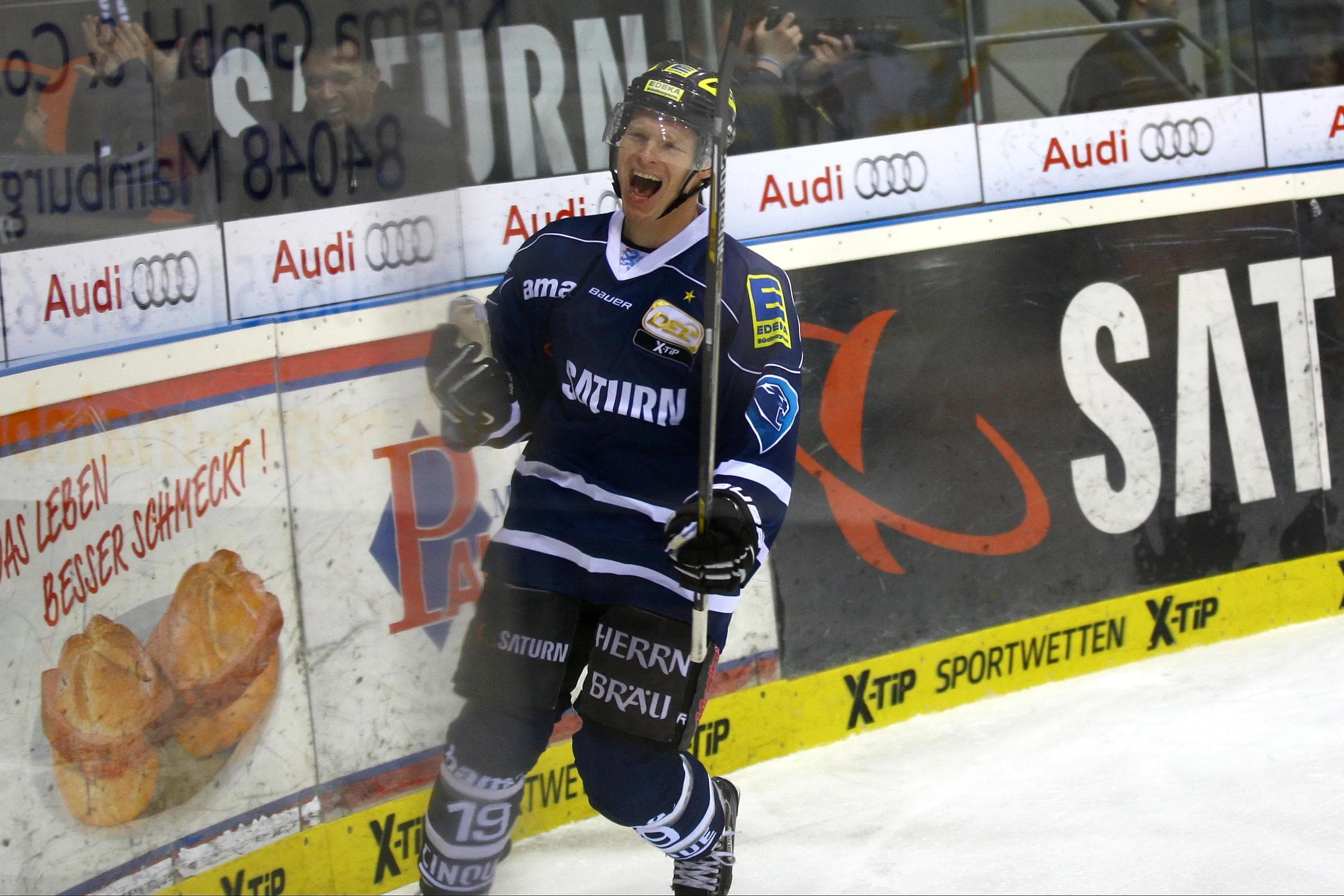 Christoph Gawlik jubelt nach seinem 100. DEL Tor beim Spiel gegen die Kölner Haie. Foto: Adalbert Michalik