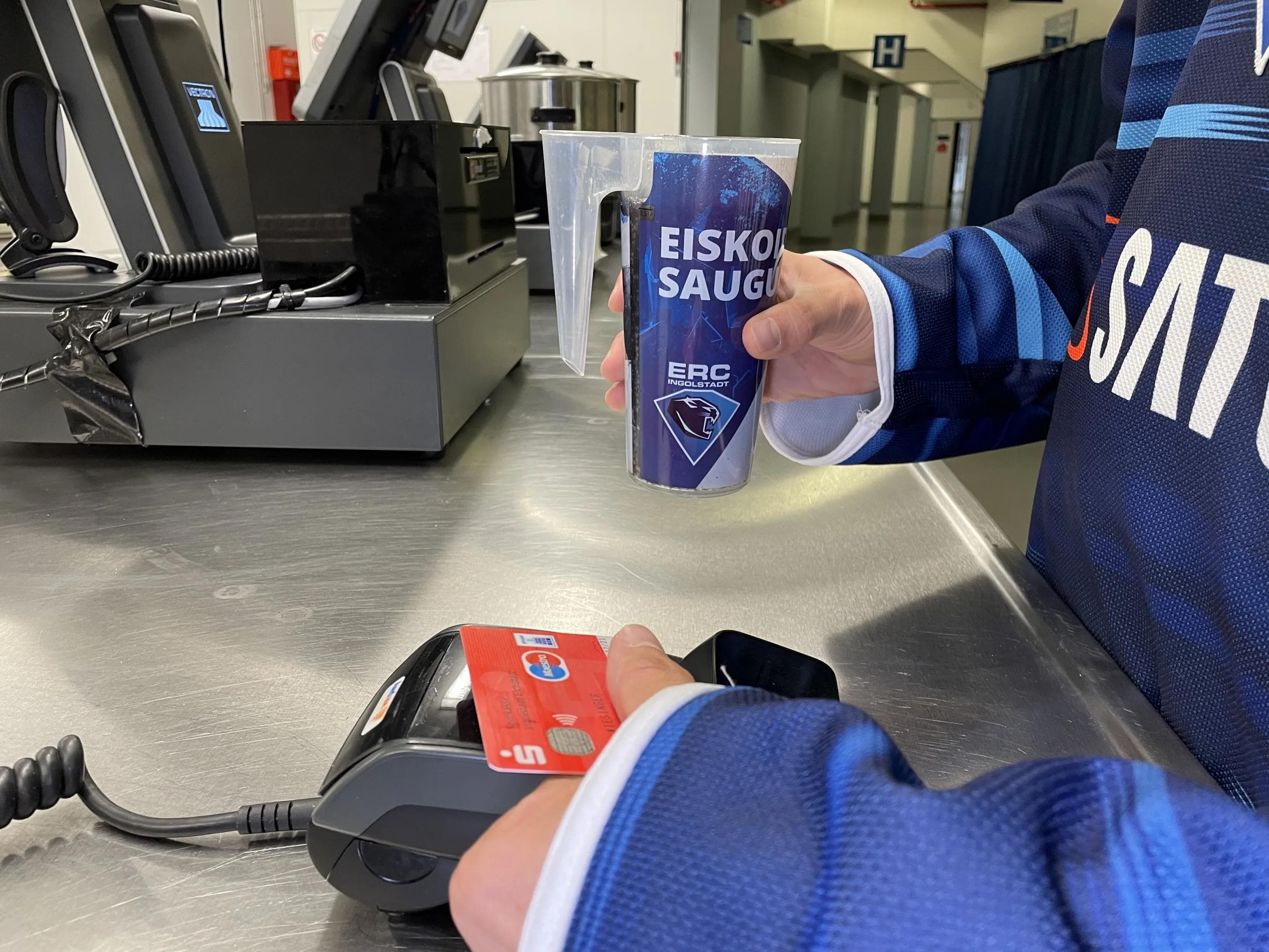 In Kooperation mit der Sparkasse Ingolstadt-Eichstätt wird ab sofort ein bargeldloses Bezahlsystem in der SATURN-Arena eingeführt.