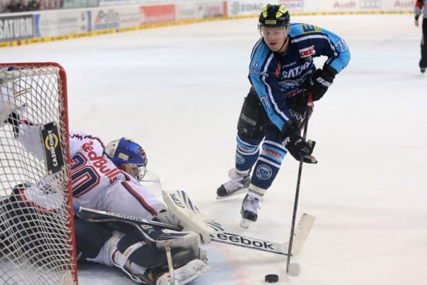 Selbst der Penalty ging daneben. Travis Turnbull scheitert an Niklas Treutle (Foto: Stefan Bösl, kbumm.de).