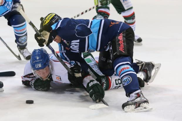 Von Anfang bis Ende kämpften beide Teams um jede Scheibe - hier ist Derek Hahn mit Mike Connolly im Zweikampf. Foto: Stefan Bösl - www.kbumm.de