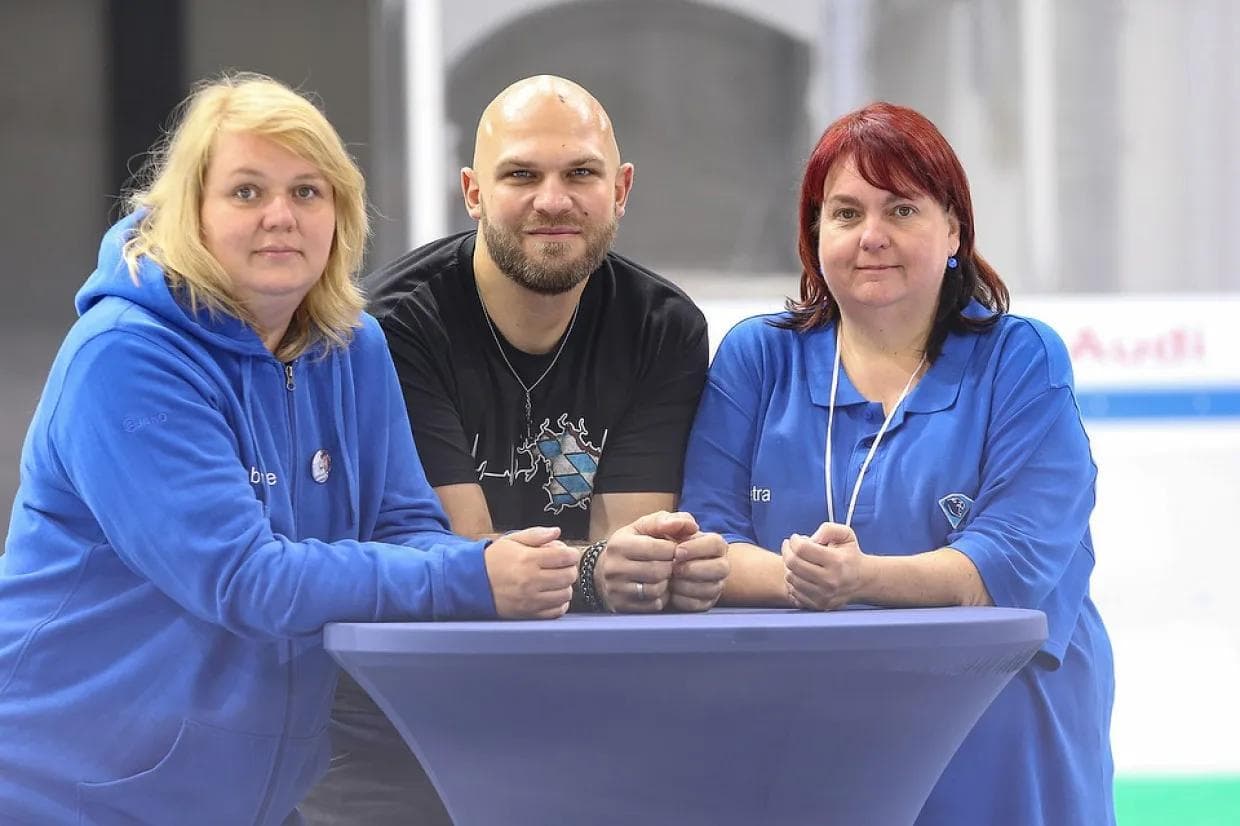 Sabine Schauer, der kürzlich gewählte Max Redl und Petra Vogl sind die Fanbeauftragten des ERC Ingolstadt.