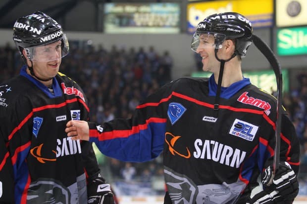 Bob Wren und Joe Motzko bejubeln das 1:0 (21.). Foto: Stefan Bösl - www.kbumm.de