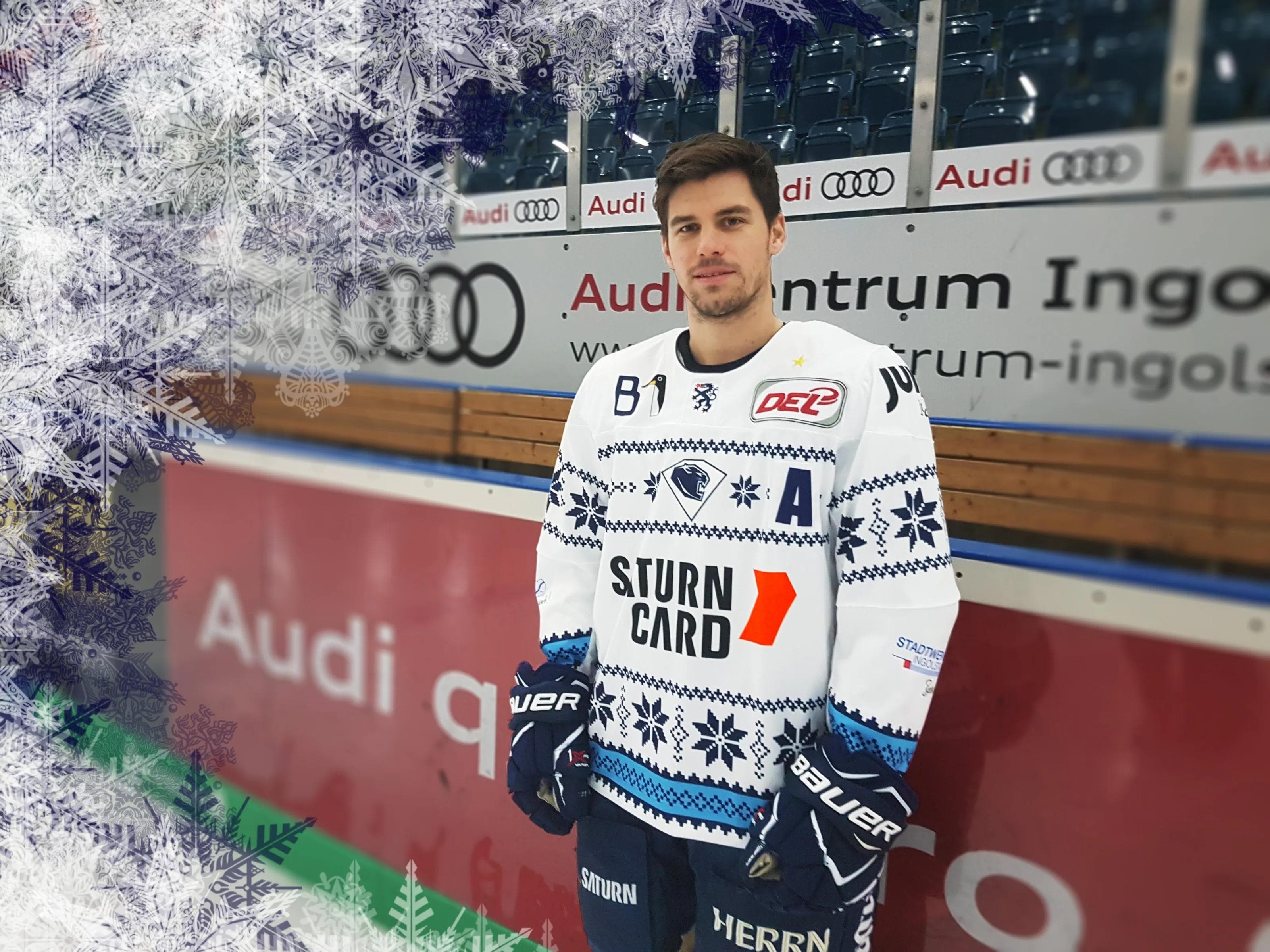 Benedikt Kohl präsentiert das Weihnachtstrikot, mit dem die Panther am 8. Dezember erstmals auflaufen werden...
