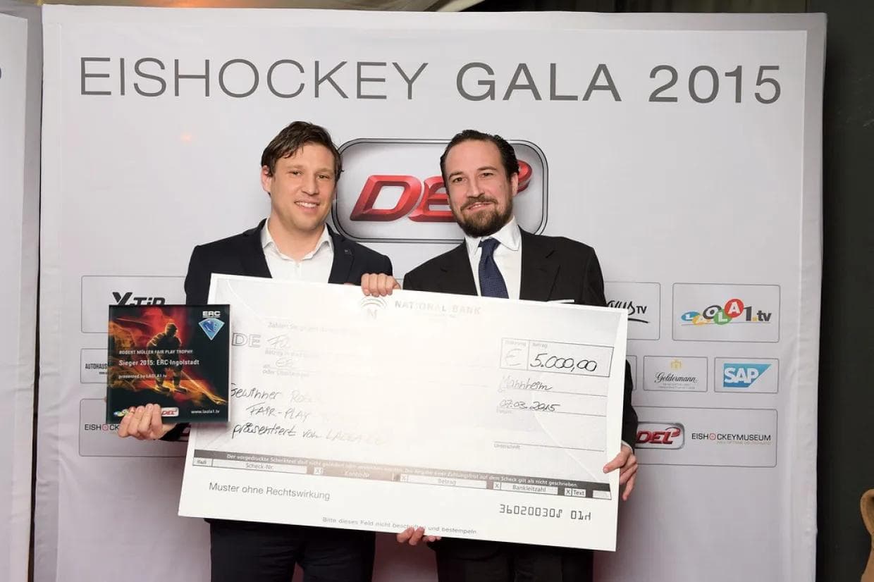 Claus Gröbner und laola1.tv-Geschäftsführer Felix Blank mit dem Fairplay-Preis und einem Scheck über 5.000 Euro.