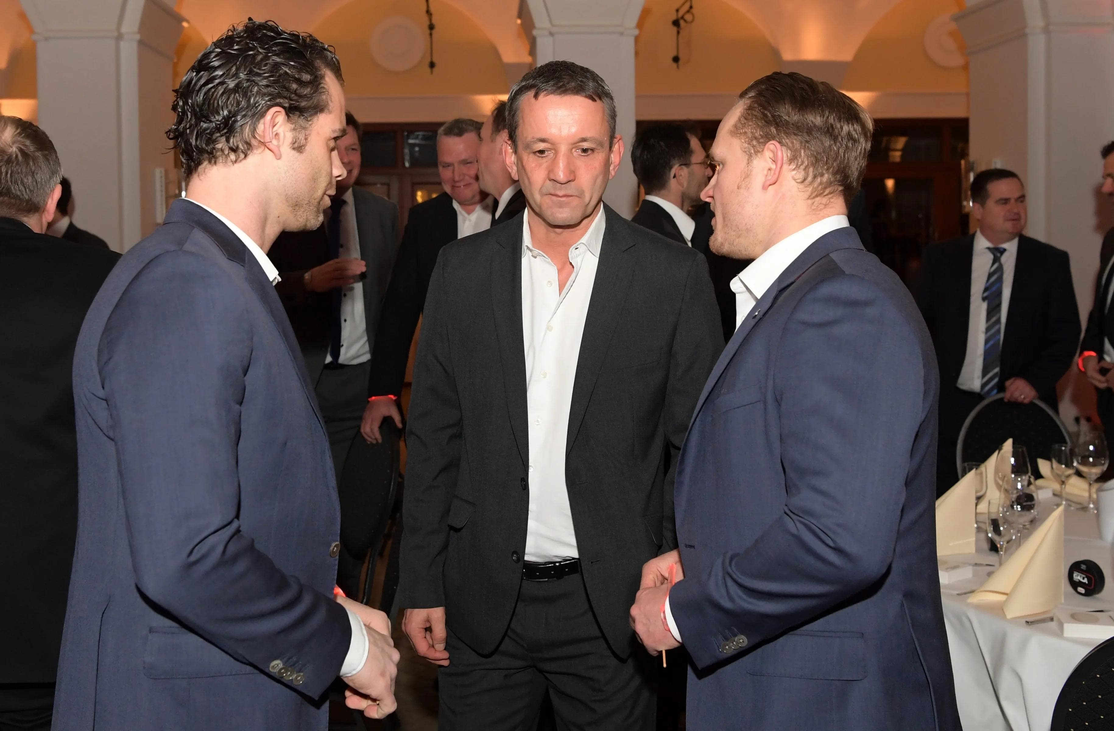 Nikki Mondt von der DEG (links) im Gespräch mit Bremerhavens Trainer Thomas Popiesch und Bad Nauheims Daniel Kreutzer. Foto: City Press