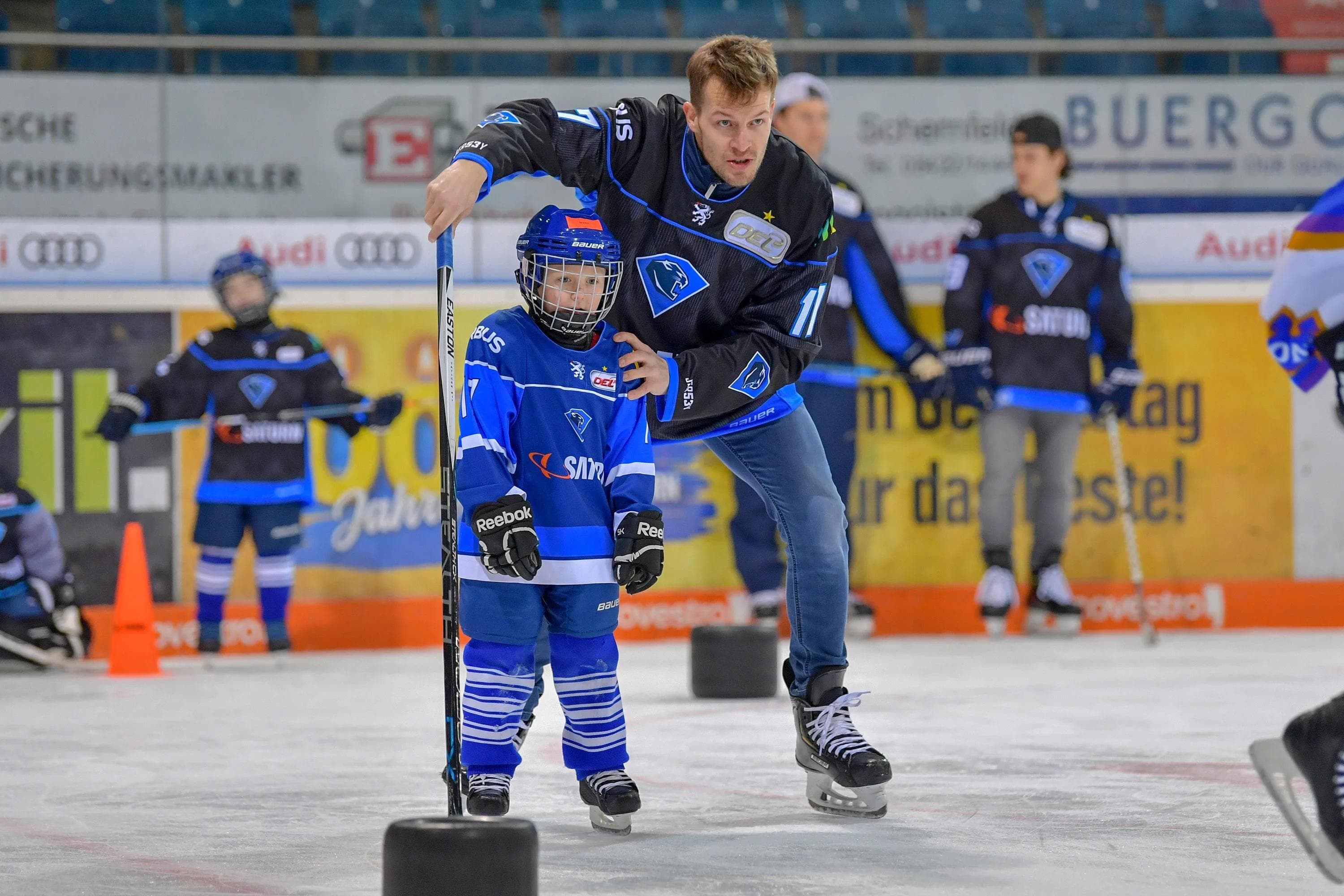 Petr Taticek gab Tipps im Rahmen des Kids on Ice Days.
Foto: Johannes TRAUB / ST-Foto.de