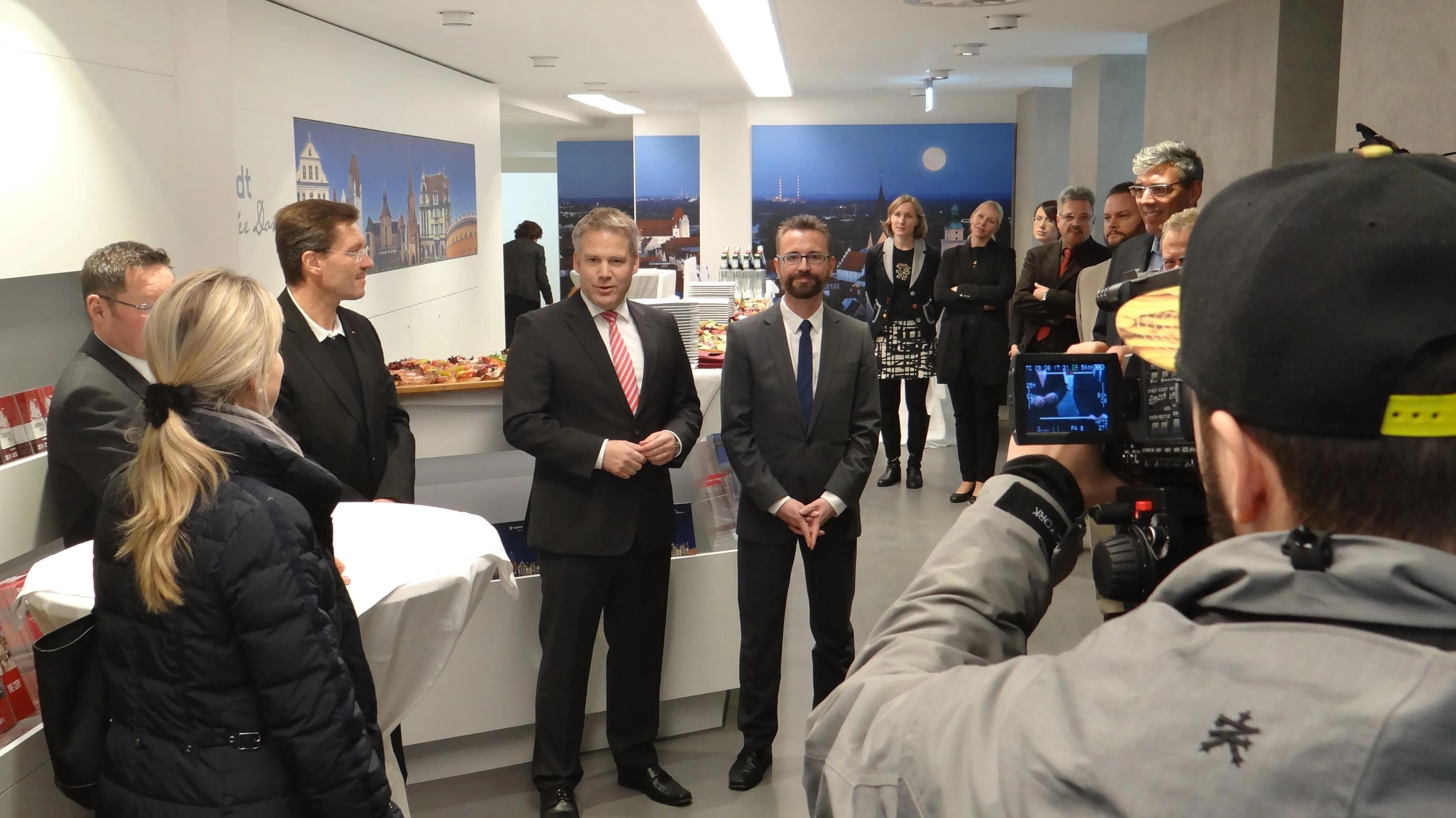 Bürgermeister Christian Lösel (Mitte) präsentierte die neuen Räumlichkeiten.