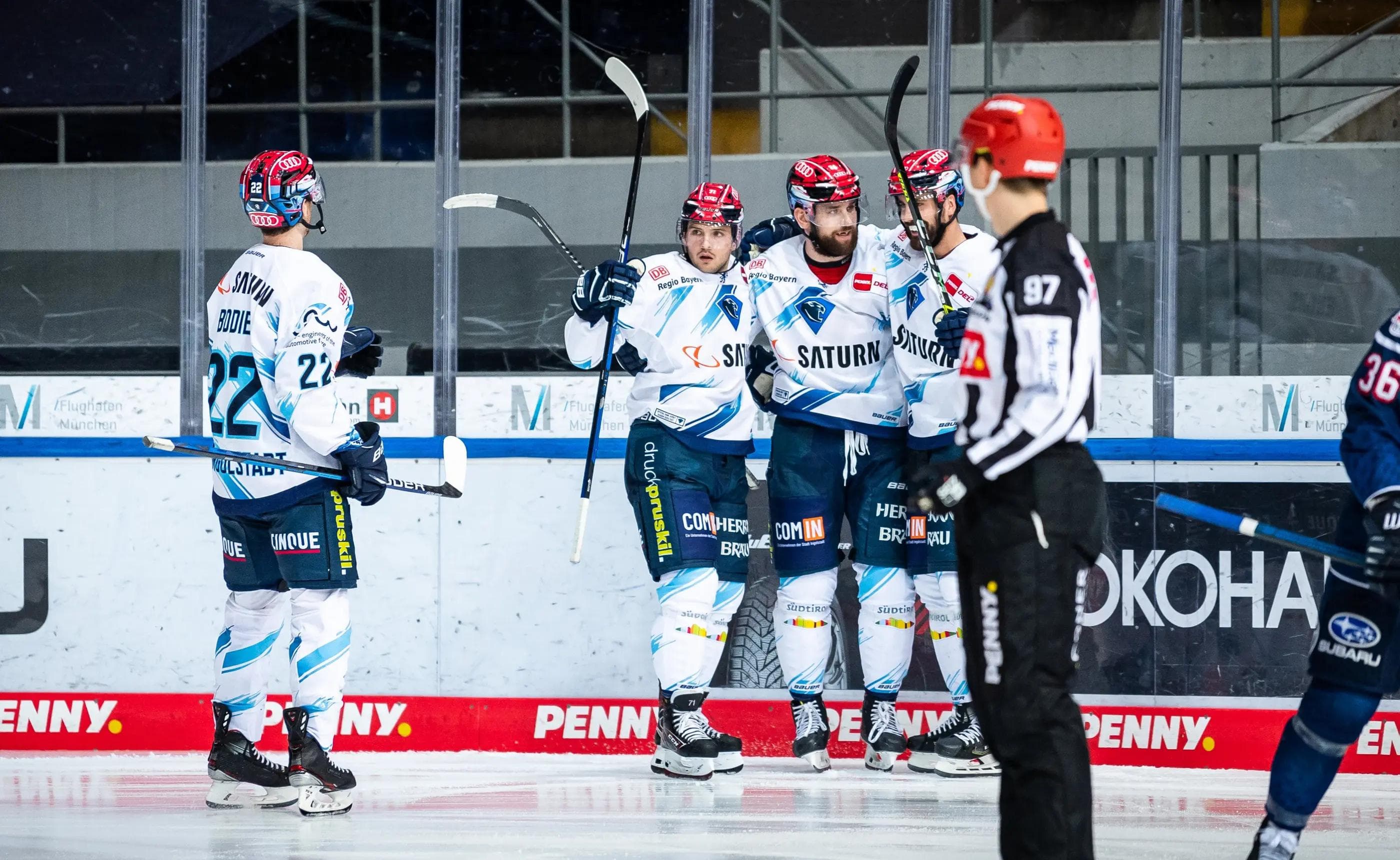 Die Panther bejubeln das 1:0 durch Brandon DeFazio (zweiter von rechts).
Foto: City-Press