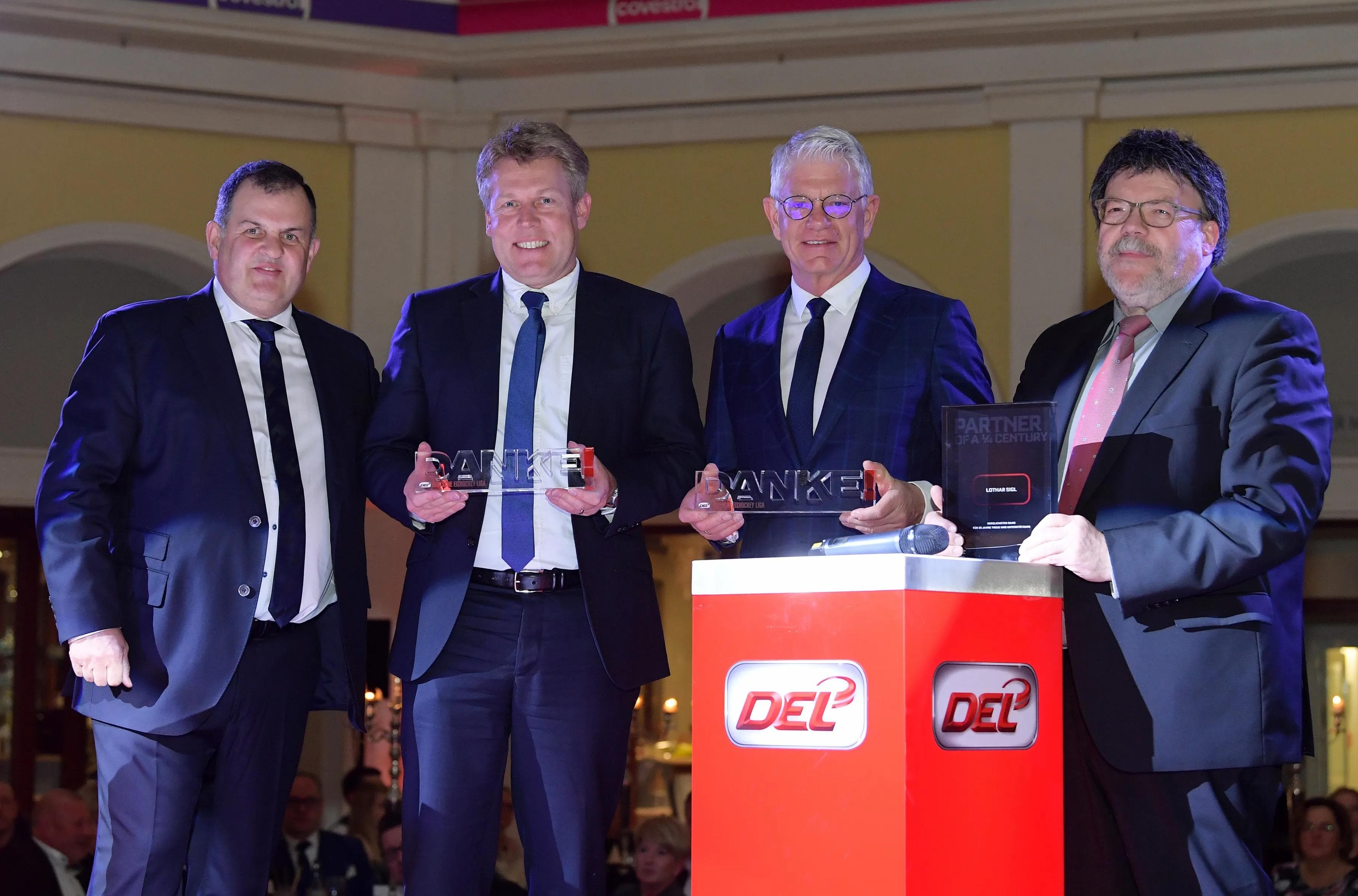 Eishockeygestalter (vlnr): Jürgen Arnold, Gernot Tripcke, Franz Reindl und Lothar Sigl. Foto: City Press