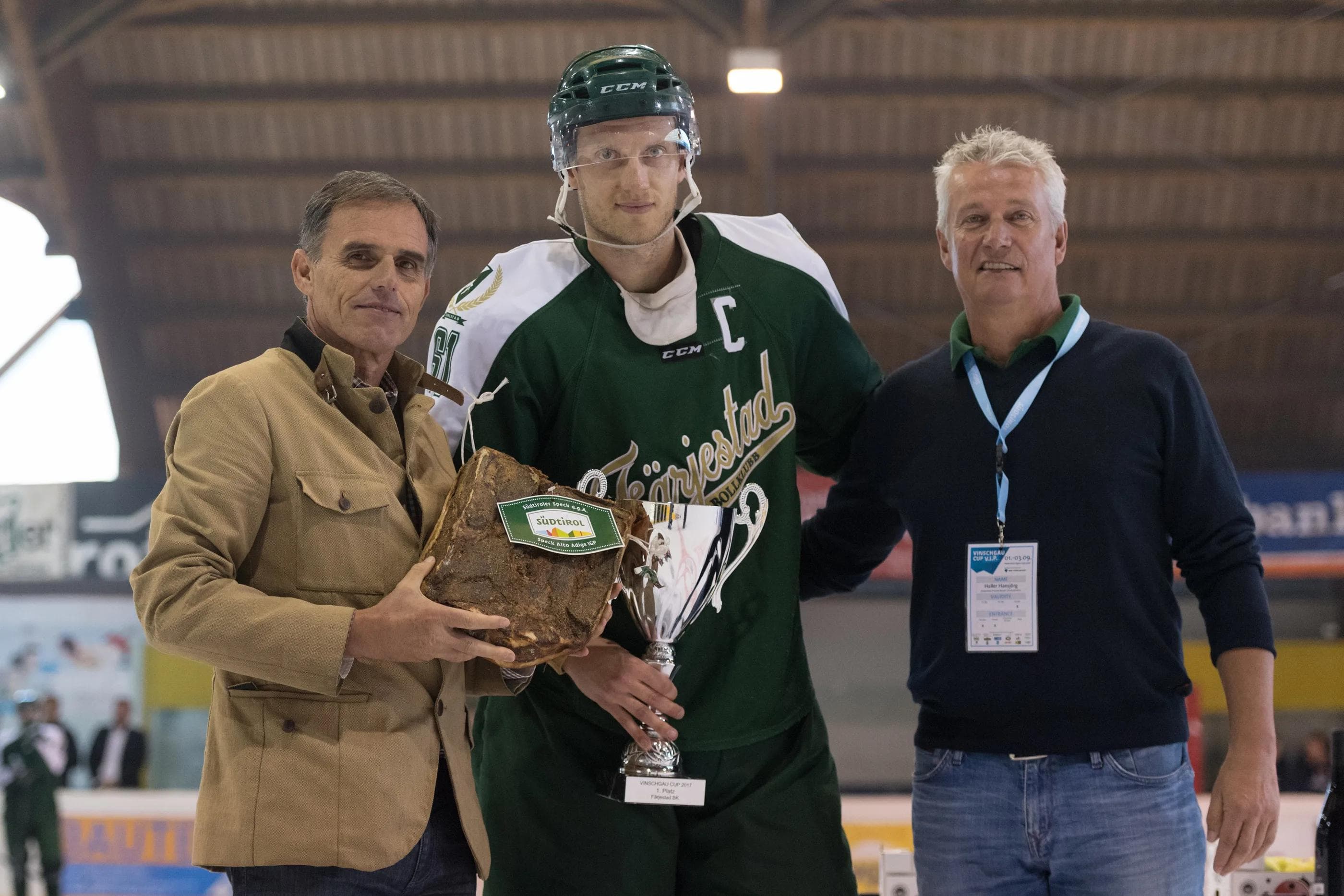 Siegerehrung: Im Bild stellv. Landeshauptmann Südtirol Richard Theiner, Johan Ryno (Färjestad BK) und Amtsdirektor Funktionsbereich Tourismus Hansjörg Haller.
Foto: Markus Fischer / mfipics.de