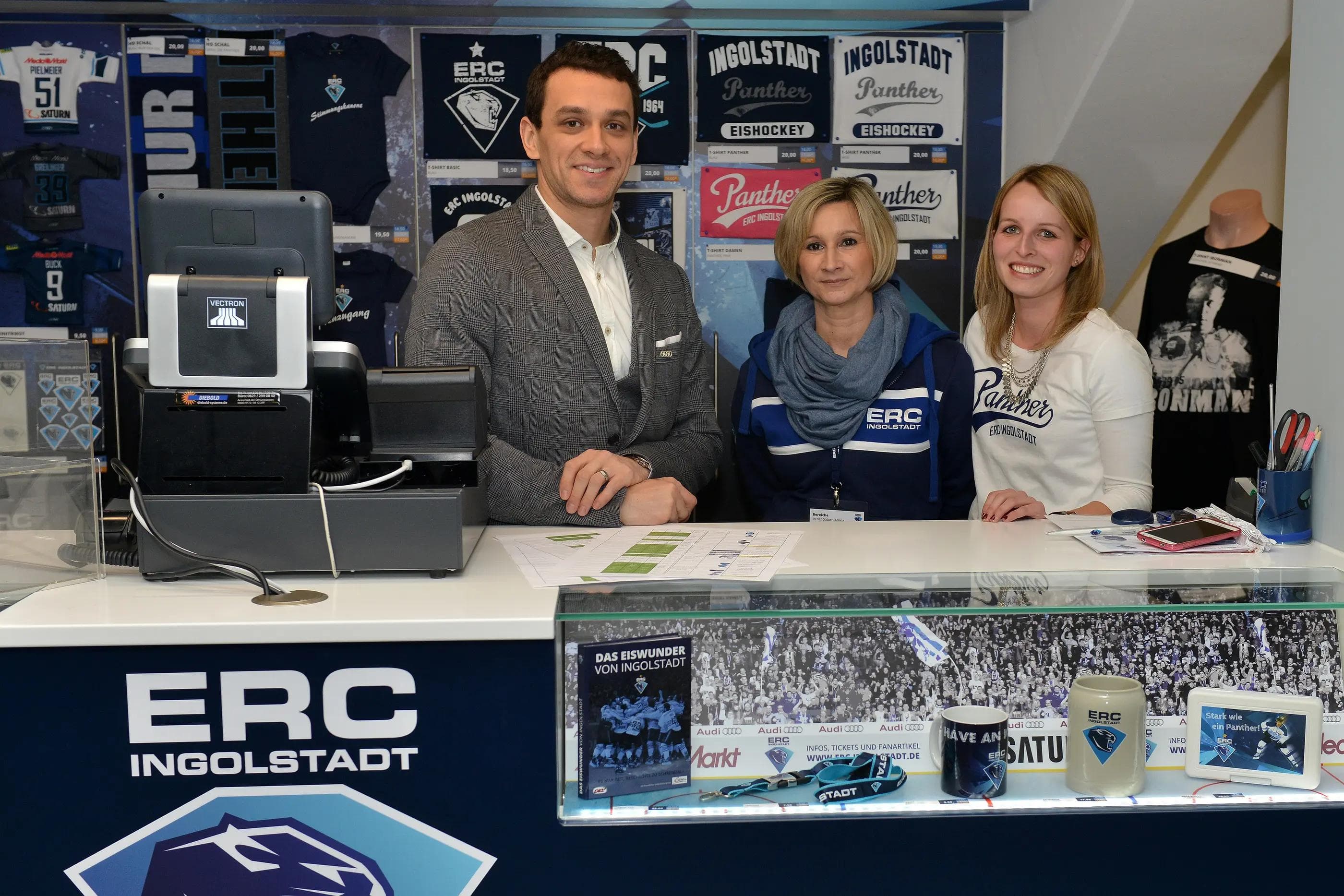 Wie im Vorjahr schauen auch in diesem Jahr wieder Spieler am Fanshop vorbei. Foto: Traub / st-foto.de